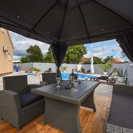 Delmonicos Zadarvillas וילה